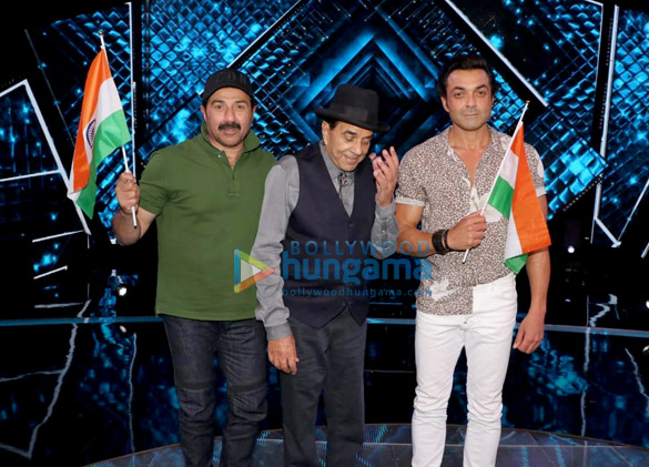 sunny deol dharmendra and bobby deol promote yamla pagla deewana phir se on the sets of dil hai hindustani 4