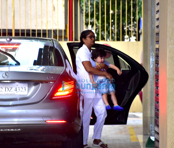taimur ali khan snapped at karisma kapoors residence 4