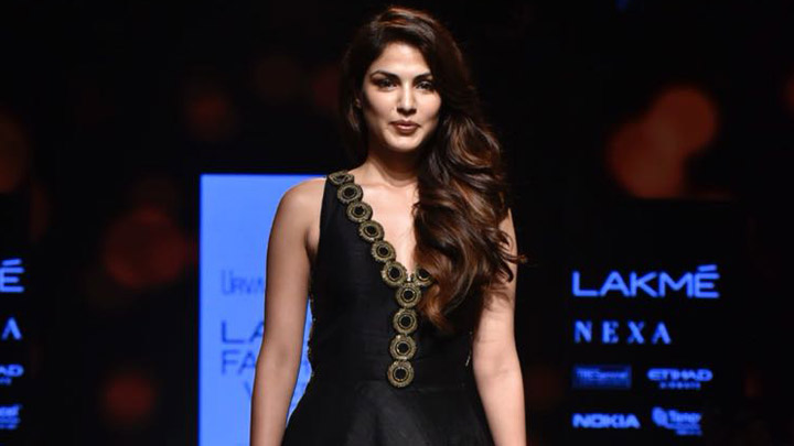 UNCUT: Rhea Chakraborty Walks The Ramp For Urvashi Joneja’s Fashion Show At LFW Winter Festive 2018 UNCUT: Rhea Chakraborty Walks The Ramp For Urvashi Joneja’s Fashion Show At LFW Winter Festive 2018