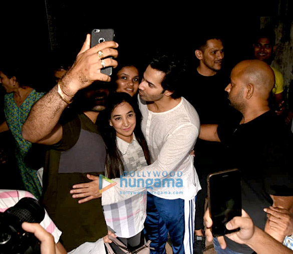 varun dhawan snapped giving selfies to his fans 4