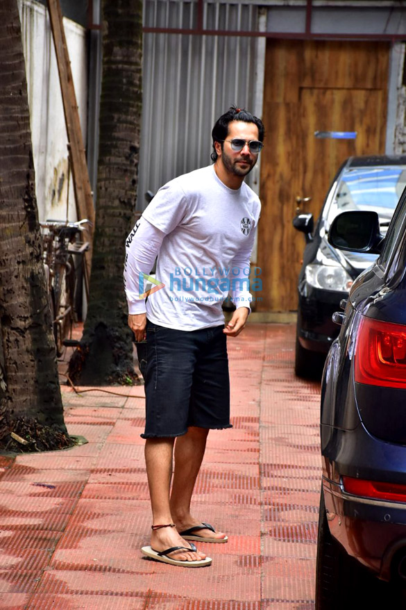 varun dhawan spotted at a clinic in bandra 1