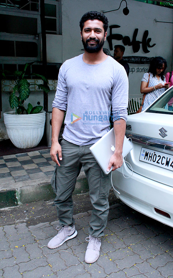 vicky kaushal spotted at fable in juhu 3