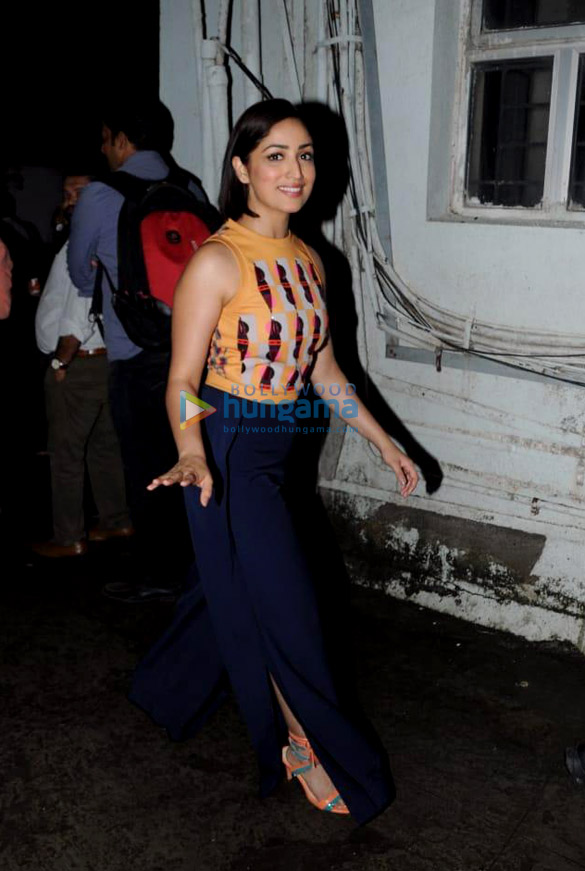 yami gautam and shahid kapoor promote batti gul meter chalu at 98 3 fm radio mirchi office 4
