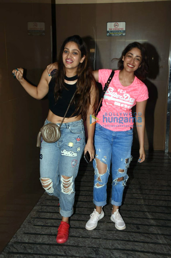 yami gautam snapped with her sister in bandra 1 2