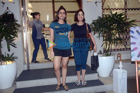 yami gautam snapped with her sister in bandra 1