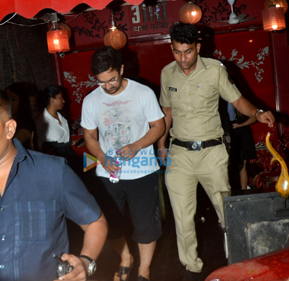 aamir khan spotted in aura thai body spa in bandra 1