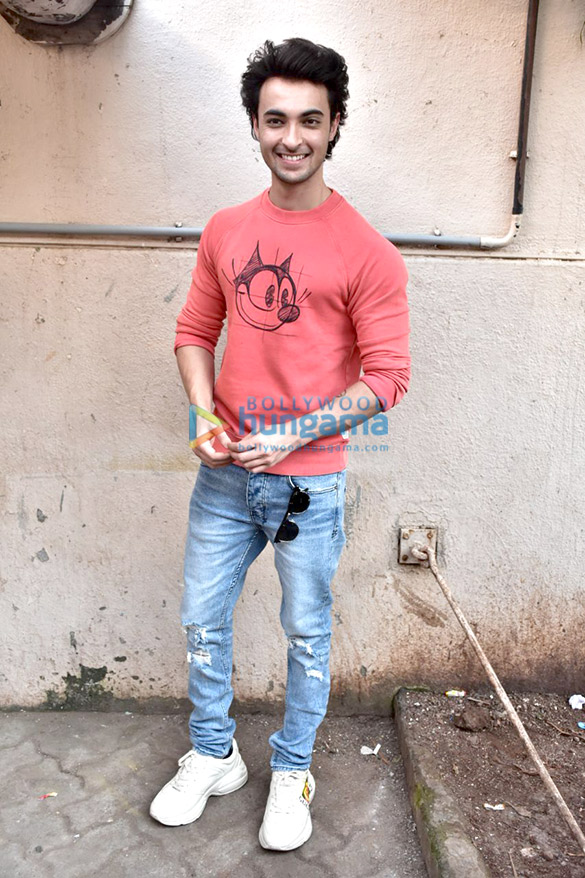 aayush sharma and warina hussain snapped promoting loveratri at mehboob studio in bandra 5