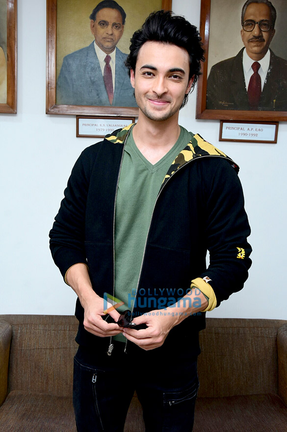 aayush sharma snapped promoting his film loveratri at ruia college 6