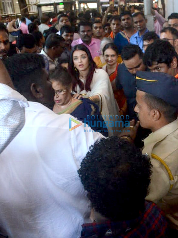 aishwarya rai bachchan visits the gbt mandals ganpati pandal in sion along with her daughter aaradhya and her mother 3