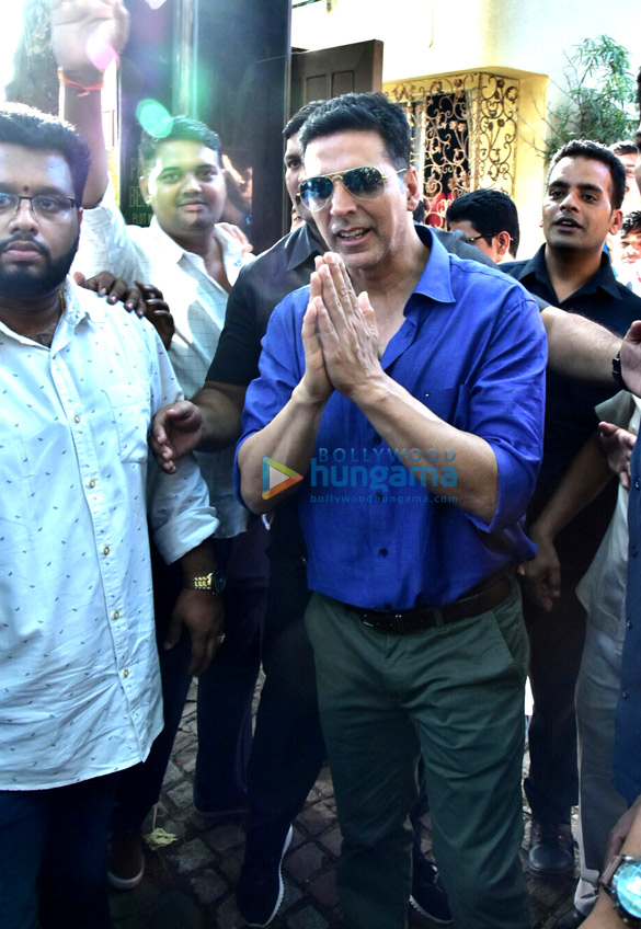 akshay kumar celebrates his birthday at his residence in mumbai 6