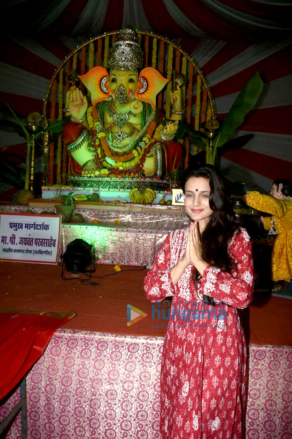 ameesha patel snapped performing ganesh aarti at shiv shankar ganesh mandir in juhu 1