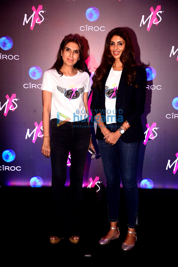 amitabh bachchan navya naveli nanda jaya bachchan snapped at shweta bachchan nandas label launch with monisha jaising 5