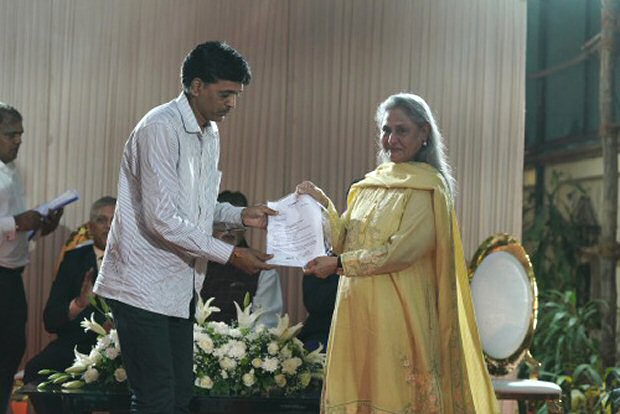 Amitabh Bachchan and Jaya Bachchan donate to and meet farmers and army martyrs families in Mumbai