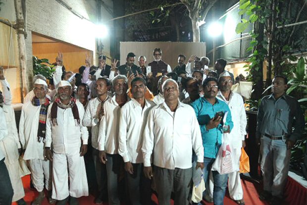 Amitabh Bachchan and Jaya Bachchan donate to and meet farmers and army martyrs families in Mumbai