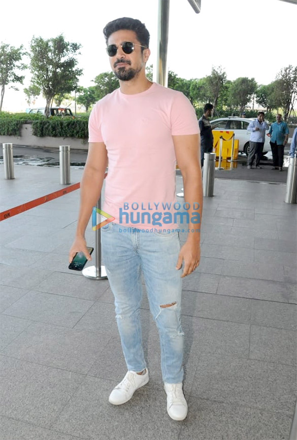 anushka sharma varun dhawan parineeti chopra and others snapped at the airport 1