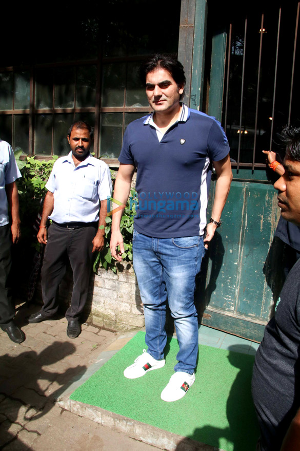 arbaaz khan snapped with his friend at pali village cafe in bandra 4