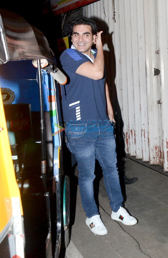 arbaaz khan snapped with his girlfriend at pali villege cafe in bandra 3