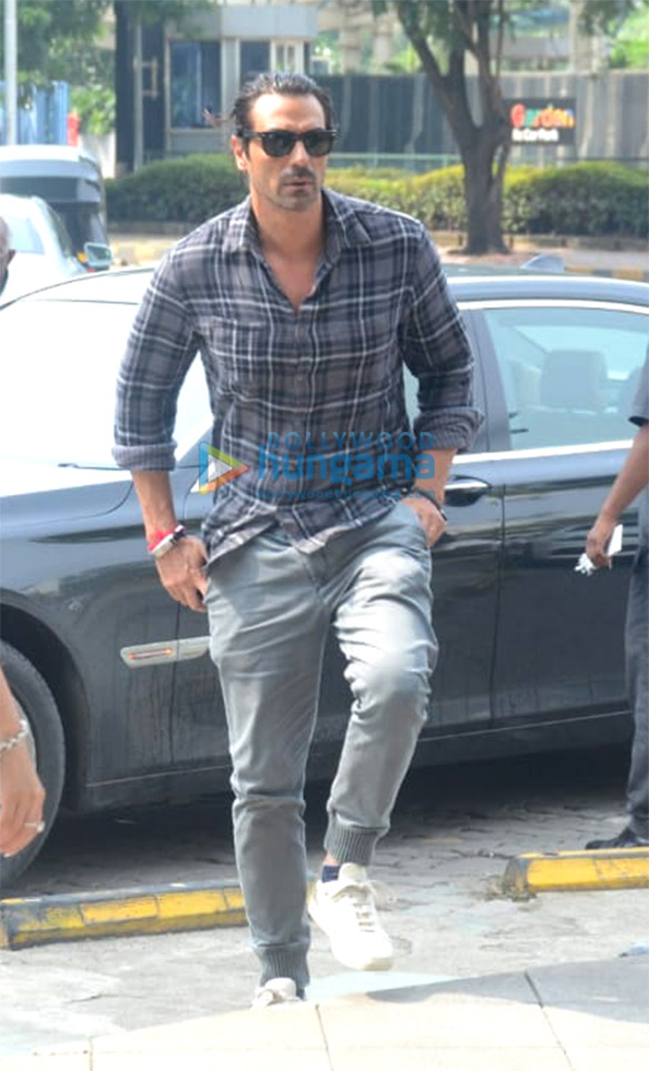 arjun rampal spotted with daughters at bkc 5
