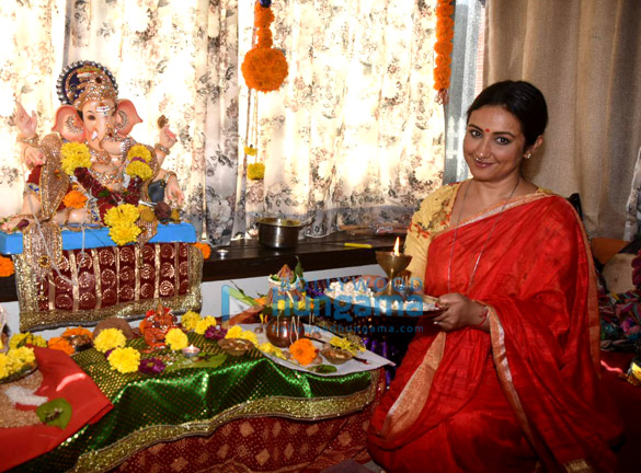 athiya shetty suniel shetty and other snapped at ajay kapoors residence for ganpati 1 2