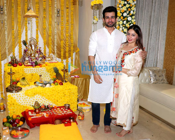 athiya shetty suniel shetty and other snapped at ajay kapoors residence for ganpati 3 2