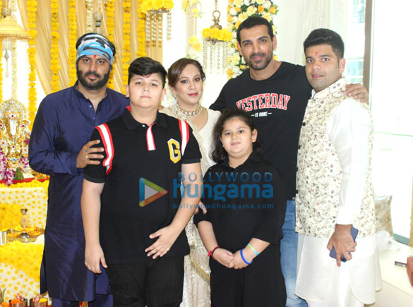 athiya shetty suniel shetty and other snapped at ajay kapoors residence for ganpati 4 2