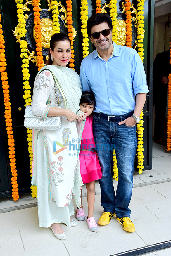 celebs grace the ganesha puja at ekta kapoors house 4
