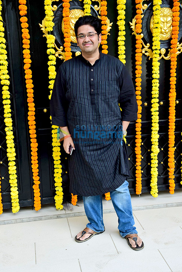 celebs grace the ganesha puja at ekta kapoors house 9