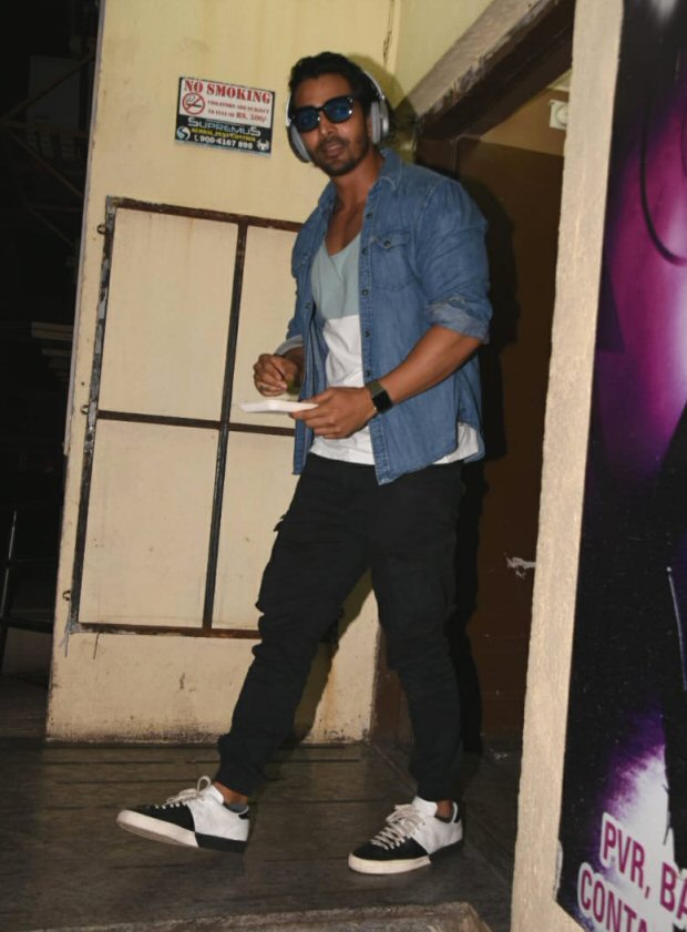 Did Harshvardhan Rane and Kim Sharma just CONFIRM their relationship at the screening of Paltan- Did Harshvardhan Rane and Kim Sharma just CONFIRM their relationship at the screening of Paltan-