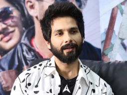 HILARIOUS: Shahid Kapoor DEFENDS like a boss!!! | Priyanka | Sonakshi | Kareena