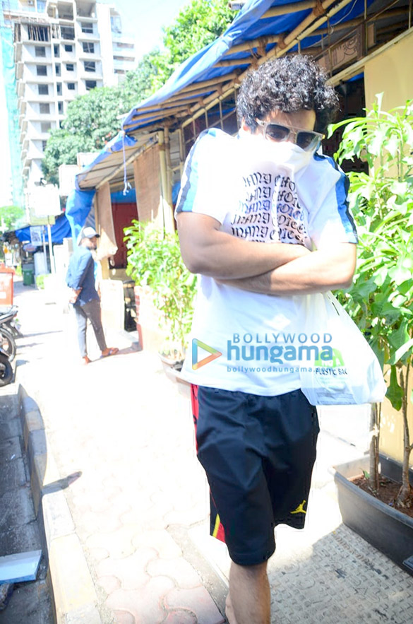ishaan khatter snapped at farmers cafe 1 2