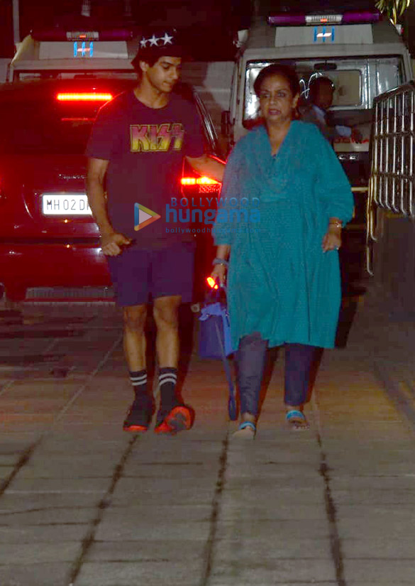 ishaan khatter snapped with his mom at hinduja hospital 3