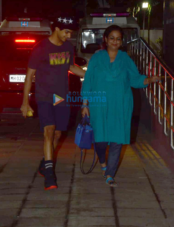 ishaan khatter snapped with his mom at hinduja hospital 4