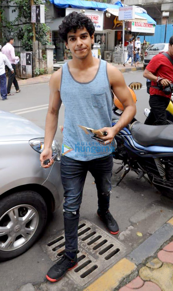 ishaan khatter spotted at farmers cafe 6