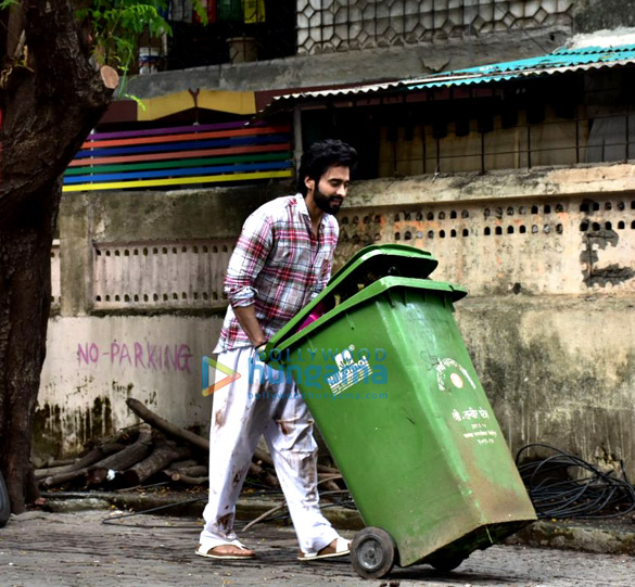 jackky bhagnani spotted in bandra for shooting a short film 4