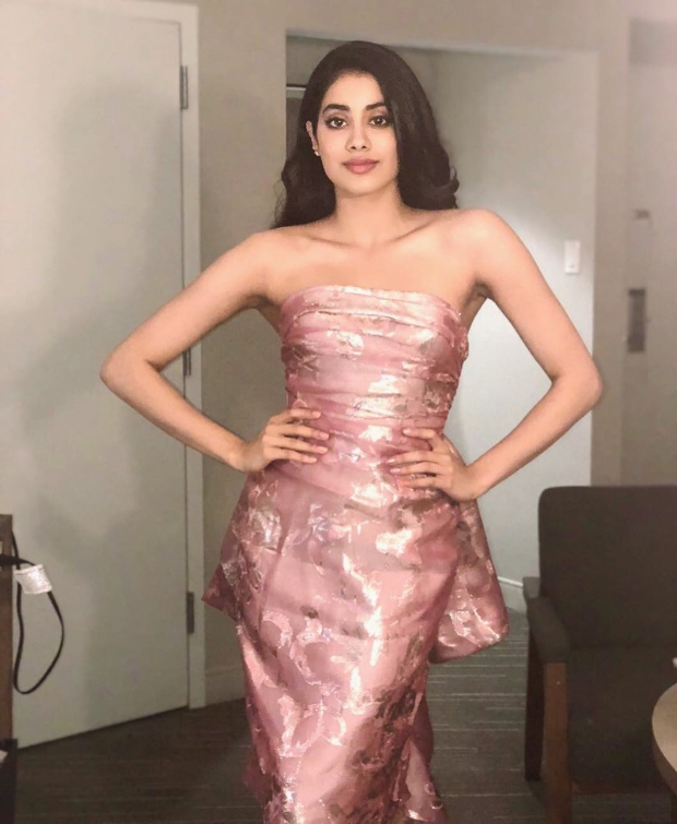 Janhvi Kapoor in Reem Acra for WIFT Awards 2018 (4)