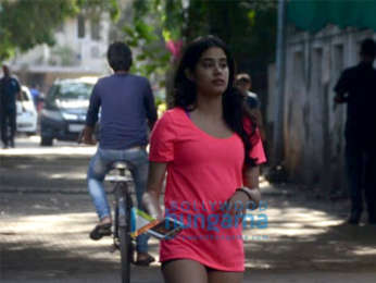 Janhvi Kapoor snapped at a clinic in Juhu