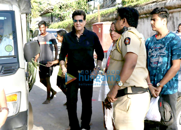jeetendra ekta kapoor and tusshar kapoor snapped during ganesh visarjan 3