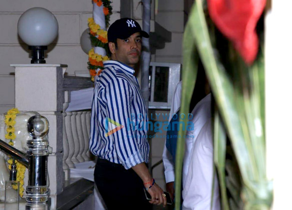 jeetendra ekta kapoor and tusshar kapoor snapped during ganesh visarjan 5