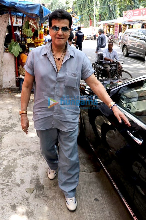 jeetendra snapped at shani temple in juhu 2