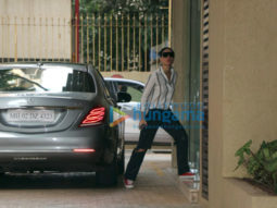 Kareena Kapoor Khan spotted at Karisma Kapoor’s residence