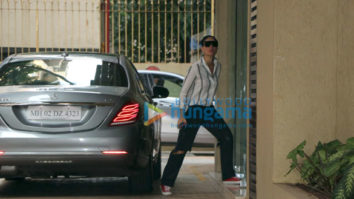 Kareena Kapoor Khan spotted at Karisma Kapoor’s residence