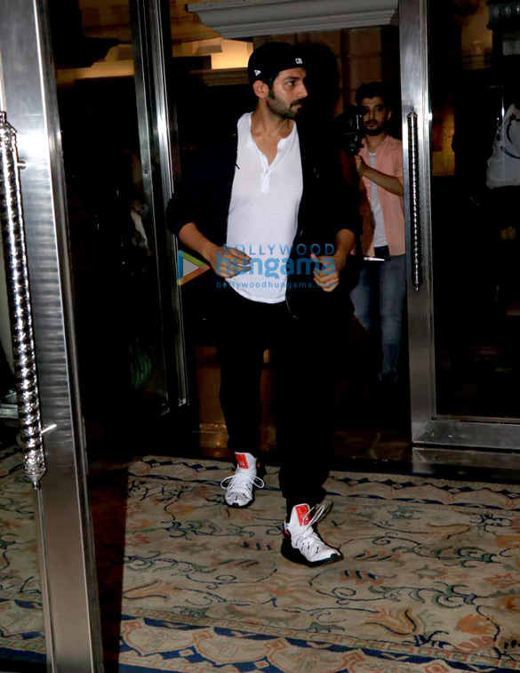 Kartik Aaryan snapped attending the Mufti show at ITC Maratha Kartik Aaryan snapped attending the Mufti show at ITC Maratha