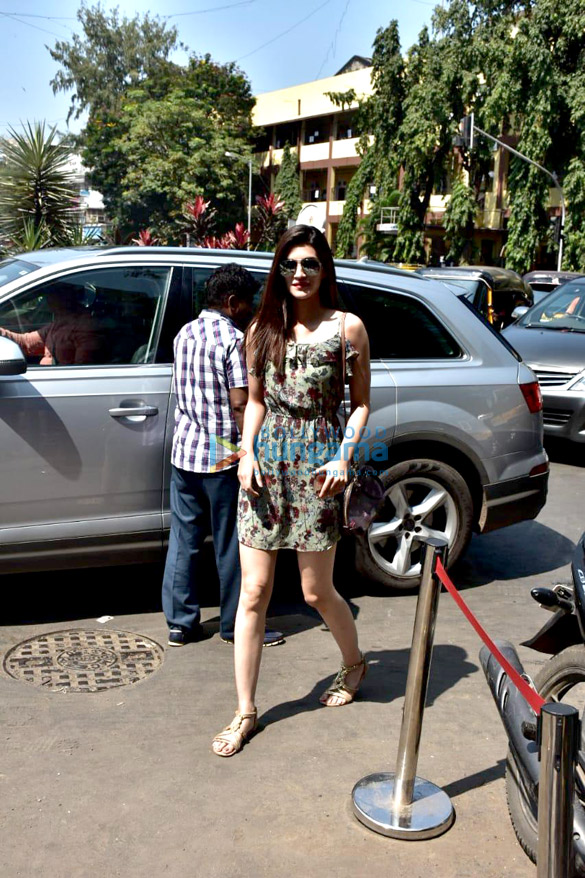 kriti sanon snapped in bandra 6 3