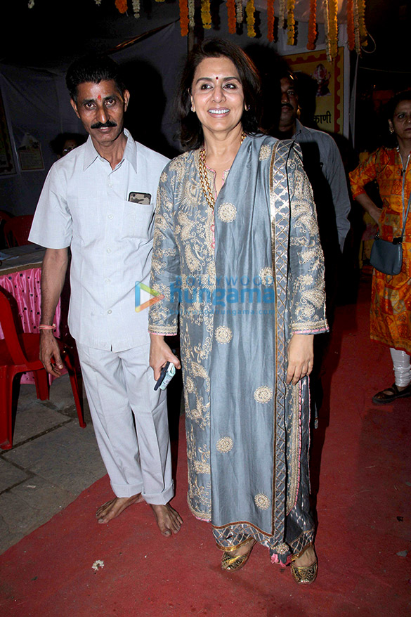 neetu singh with family spotted in bandra for ganpati visarjan 6
