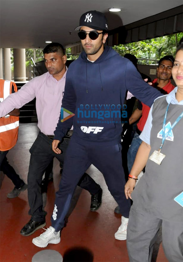ranbir kapoor snapped at the airport 2 3