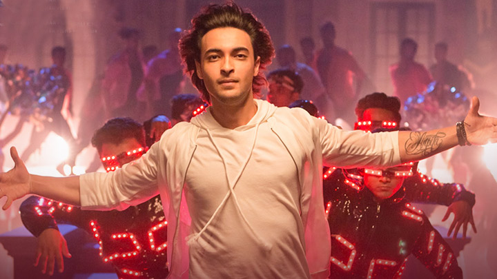 Watch this latest song from Loveratri – RANGTAARI which is perfect for this festive season