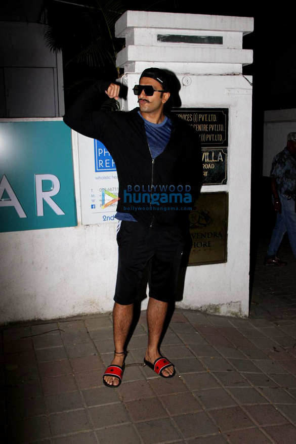 ranveer singh snapped in bandra 3 5