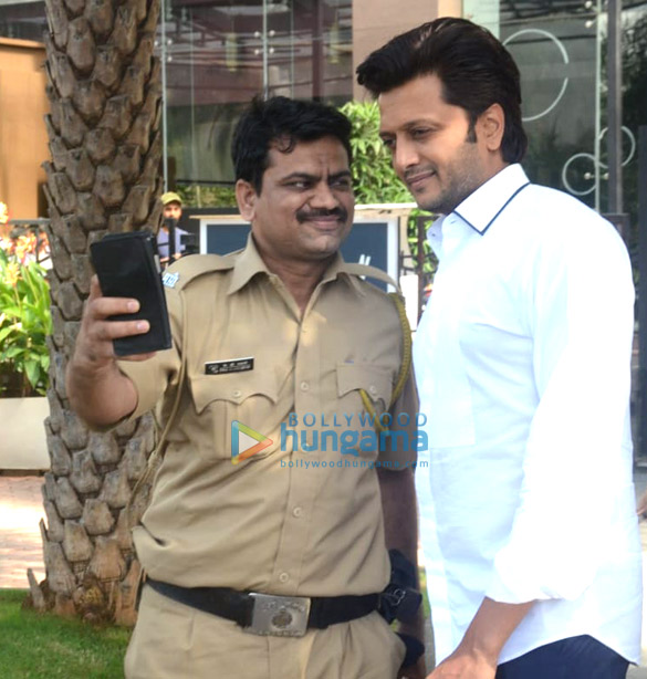 riteish deshmukh smita thackeray and her son snapped at bkc 3
