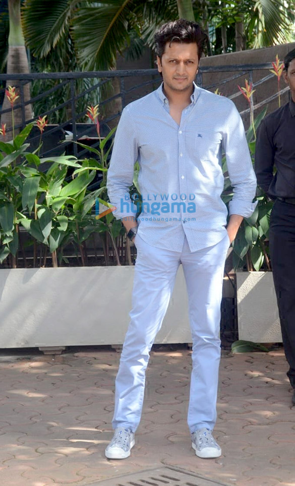 riteish deshmukh snapped at bkc in bandra 5