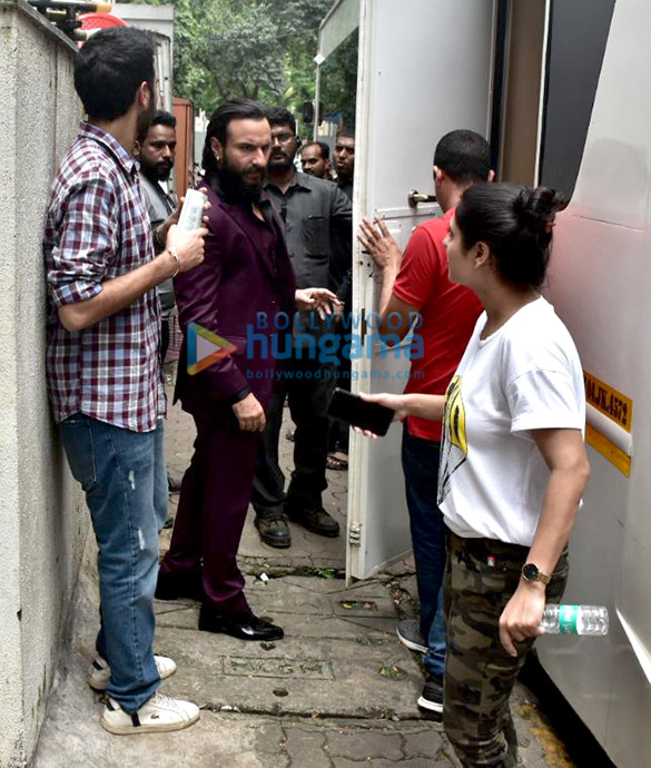 saif ali khan and rohan mehra shooting for their flim baazaar in bandra 5